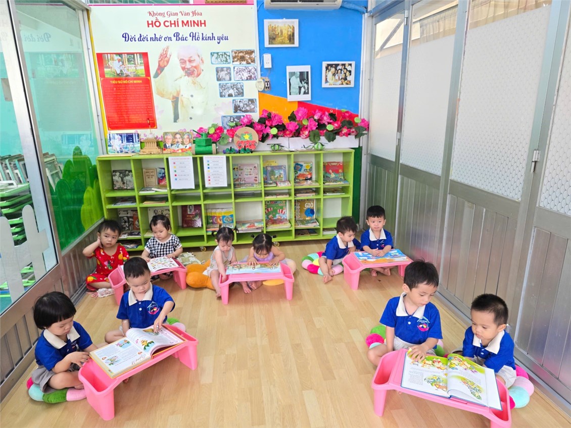 Các bé vui đọc sách tại không gian văn hóa hồ chí minh