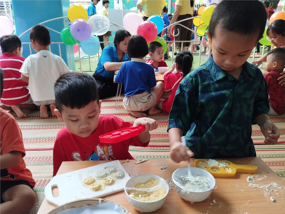 Bé làm bánh phục linh
