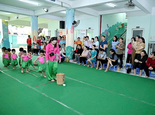 Bé trải nghiệm ứng dụng Steam  Thùng rác thông minh 