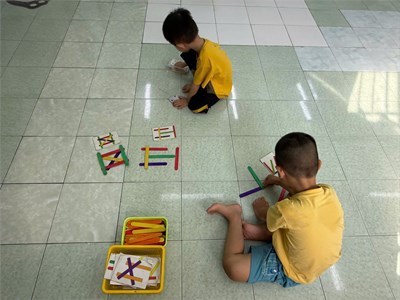 Bé xếp hình sáng tạo