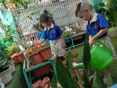 Bé trồng cây nhớ Bác nhân Kỷ niệm Sinh nhât Bác 19.5.2025