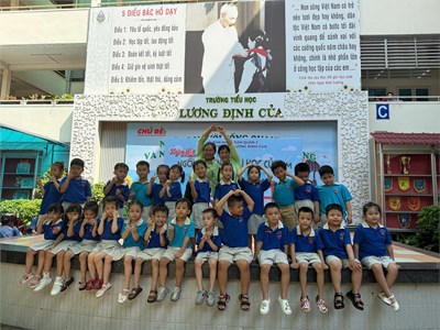 Các bé tham quan trường tiểu học Lương Định Của
