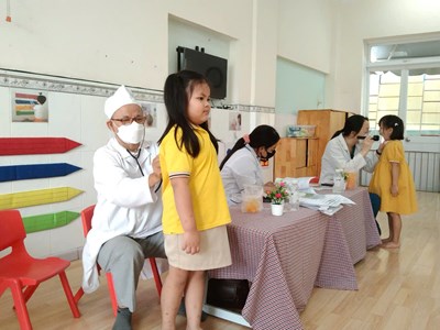 Trường Mầm non 4 tổ chức cho trẻ khám sức khoẻ tại trường năm học 2024-2025
