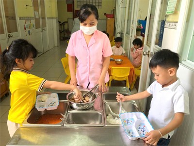 Tổ chức giờ ăn ở lớp Chồi