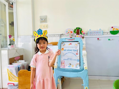 Trẻ lớp Lá 1 làm mũ vua Hùng