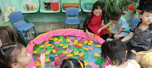 Các bé lớp mầm 1 thích thú với các trò chơi ở hội chợ xuân