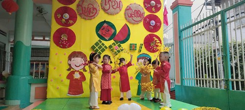 Hình ảnh các bé ;lớp mầm 1 tham gia lễ hội xuân