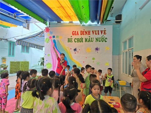 Bè Chơi Với Màu Nước