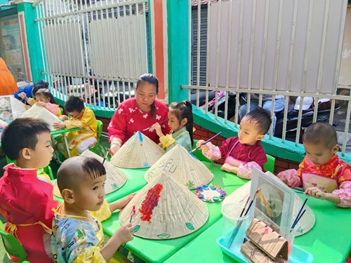 Các bé lớp chồi 1 tham gia trang trí nón lá chào mừng ngày 8/3