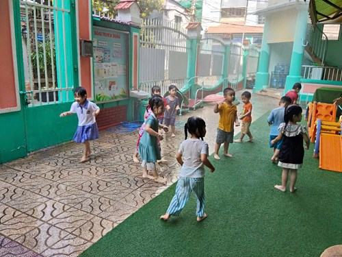 Các bé lớp mầm 1 thích thú khi được tắm mưa nhân tạo