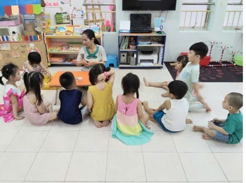 Các bé lớp mần 1 thích thú khám phá sự kỳ diệu của nam châm