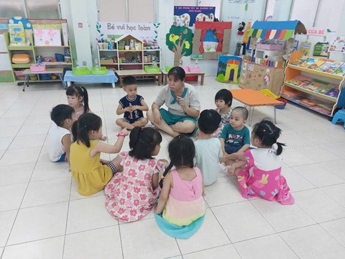 Giờ học khám phá khoa học của các bé lớp mầm 1