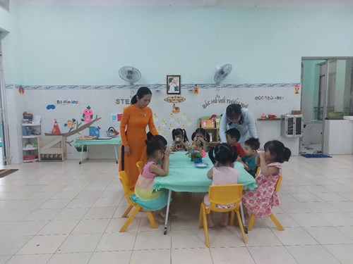 Giờ ăn sáng của các bé lớp mầm 1