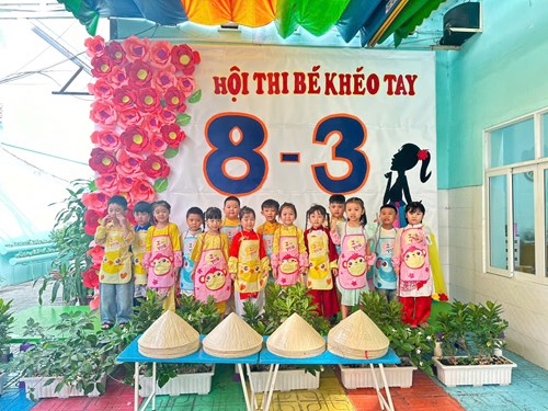 Các bé lớp lá 2 tham gia hội thi bé khéo tay trang trí nón lá chào mừng ngảy quốc tế phị nữ 8/3