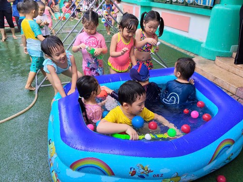 Các bé lớp mầm 1 thỏa thích vui đùa trong ngày hội   bé chơi với nước  