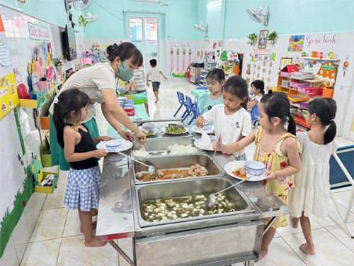 Đổi mới hình thức ăn trưa