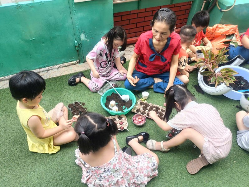 Nhân ngày sinh nhật bác 19/5, các bé lớp mầm 1 tham gia lễ tết trồng cây ,đời đời nhớ ơn bác hồ   