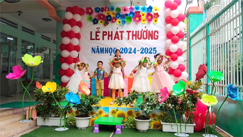 <a href="/su-kien/truong-mam-non-5-to-chuc-le-tong-ket-nam-hoc-2024-2025-cac-be-mau-giao-3-va-4-t/ct/99265/762987">Trường Mầm Non 5 Tổ Chức: Lễ Tổng Kết Năm<span class=bacham>...</span></a>