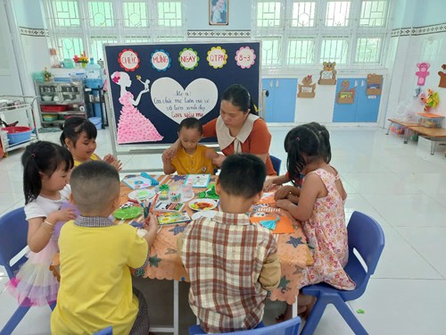 Lớp Chồi 2- Hình ảnh Bé làm quà tặng Mẹ ngày 8-3