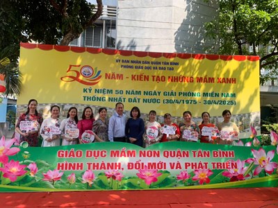 Tập thể sư phạm trường mầm non 5 tham dự ngày hội triển lãm tranh mầm non quận tân bình- dấu ấn 50 năm đồng hành - kiến tạo những mầm xanh .