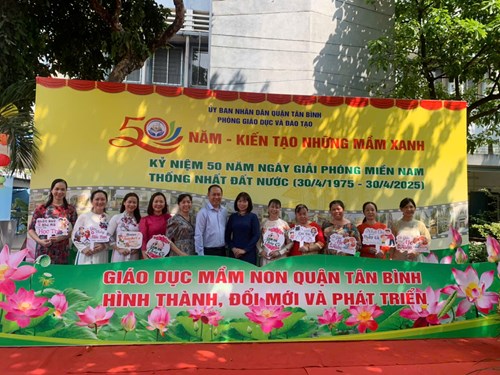 Tập thể sư phạm trường mầm non 5 tham dự ngày hội triển lãm tranh mầm non quận tân bình- dấu ấn 50 năm đồng hành - kiến tạo những mầm xanh .