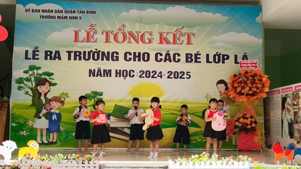 Lễ tổng kết - Lễ ra trường cho các bé lớp Lá - Năm học: 2024 - 2025
Tiết mục hát: Tạm biệt búp bê
Biểu diễn: Các bé Khối Lá