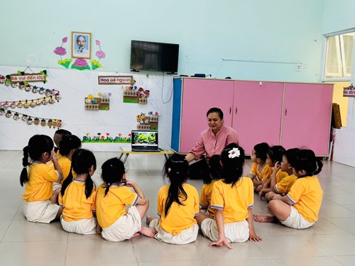 Giáo viên tổ chức hoạt động: Làm quen văn học Bài thơ  Chim chích bông 