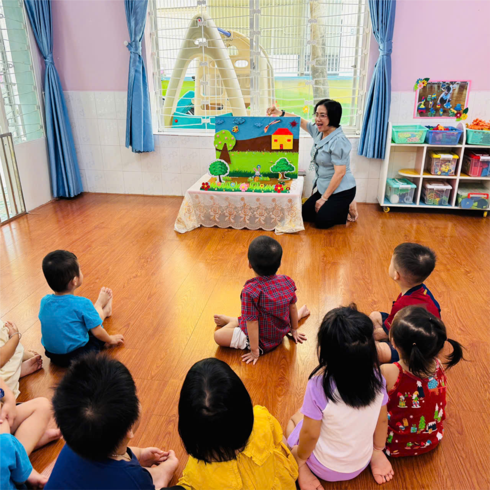 Giáo viên tổ chức hoạt động: Kể chuyện  Thỏ con không vâng lời 