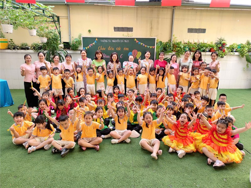 Các bé lớp Lá tham quan trường Tiểu học Nguyễn Bá Ngọc