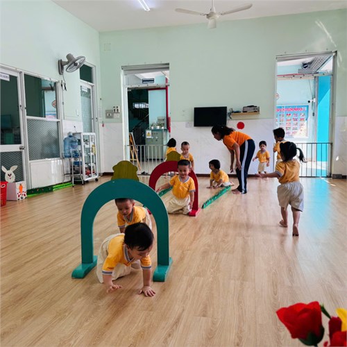 Giáo viên tổ chức hoạt động: Giáo dục thể chất  Đi có mang vật trên ta, Bò chui qua cổng 