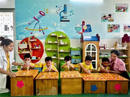 Khoa học:  Thổi tắt nến bằng chai nước 