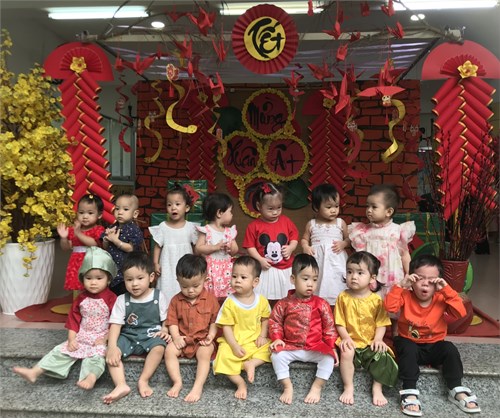 Các bé lớp 13-24 tháng tham gia lễ hội  Làng Việt trẩy hội 