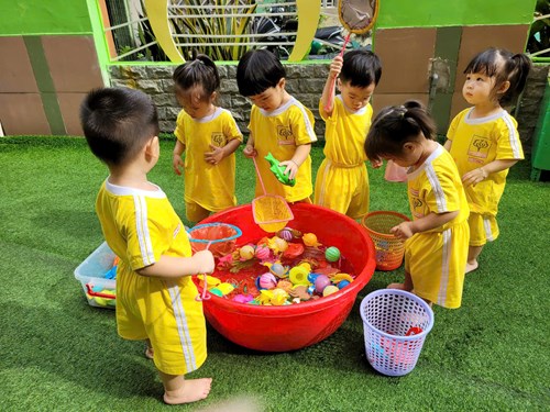 Các bé lớp 13-24 tháng với hoạt động vui chơi ngoài trời