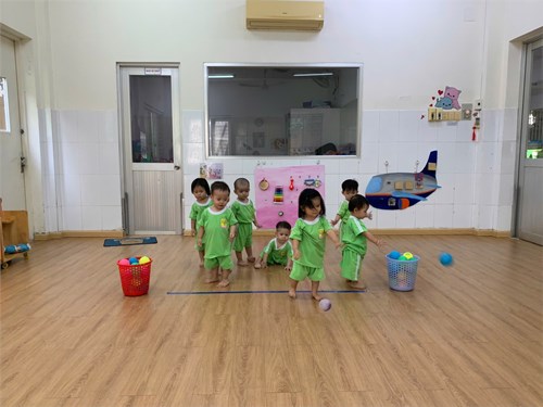 Các bé lớp 13-24 tháng trong giờ học phát triển thể chất  Ném bóng bằng 1 tay 