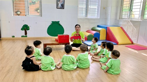 Các bé lớp 13-24 tháng trong giờ học nhận biết phân biệt: Màu đỏ