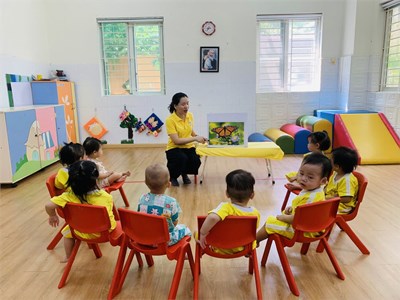 Các bé trong giờ học nghe hát: Kìa con bướm vàng