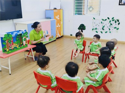 Các bé lớp 13-24 tháng trong giờ học phát triển ngôn ngữ: Kể chuyện theo tranh  Bé cho gà ăn 