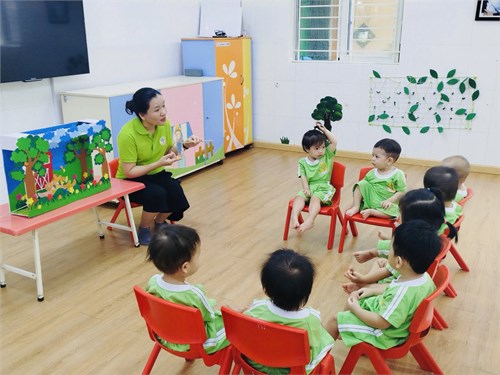 Các bé lớp 13-24 tháng trong giờ học phát triển ngôn ngữ: Kể chuyện theo tranh  Bé cho gà ăn 