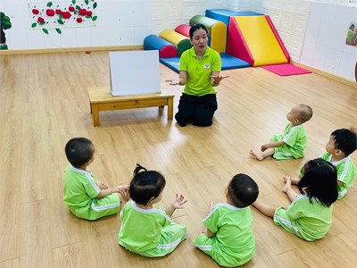 Các bé lớp 13-24 tháng trong giờ hoạt động với đồ vật: Kỹ năng luồn dây