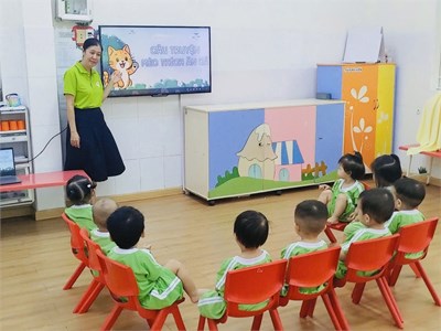 Các bé lớp 13-24 tháng trong giờ học phát triển ngôn ngữ: Kể chuyện theo tranh  Mèo thích ăn cá 