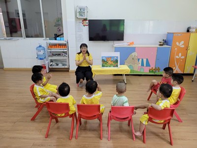 Các bé lớp 13-24 tháng trong giờ học phát triển ngôn ngữ: Kể chuyện theo tranh  Mèo con đi lạc 