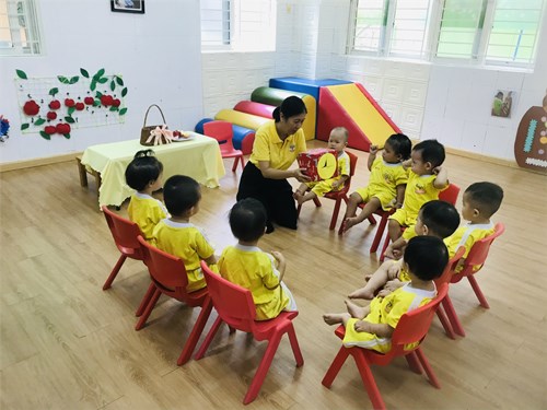 Các bé lớp 13-24 tháng trong giờ học nhận biết tập nói: Quả táo