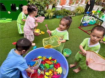 Các bé lớp 13-24 tháng với hoạt động vui chơi ngoài trời