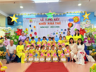 Các bé lớp 13-24 tháng tham dự lễ tổng kết năm học 2024-2025
