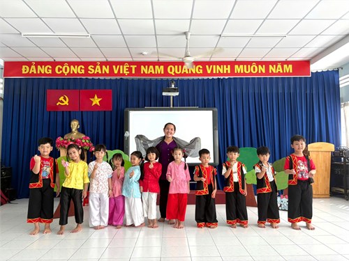 Chuyên đề:  Tổ chức hoạt động giáo dục âm nhạc cho trẻ theo tiếp cận đa văn hóa 
Giáo viên: Trần Thị Yến Nhi
Lớp: Lá 1