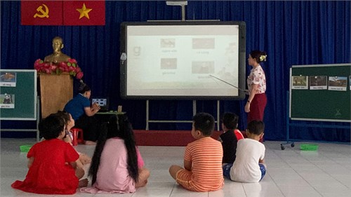Chuyên đề:  Kỹ năng thiết kế và tổ chức các hoạt động làm quen chữ viết cho trẻ 
Giáo viên: Hoàng Thụy Hồng Vân
Lớp: Lá 2