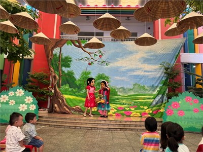 Các bé xem kịch  Cô bé quàng khăn đỏ 
