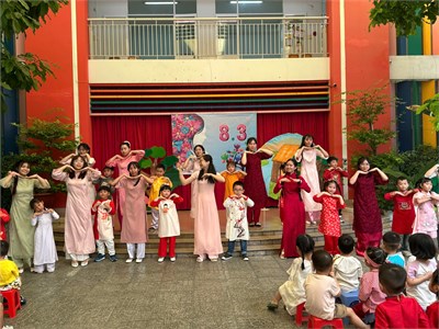 Cô và trẻ tham gia các hoạt động chào mừng Ngày Quốc tế Phụ nữ 08/3/2025