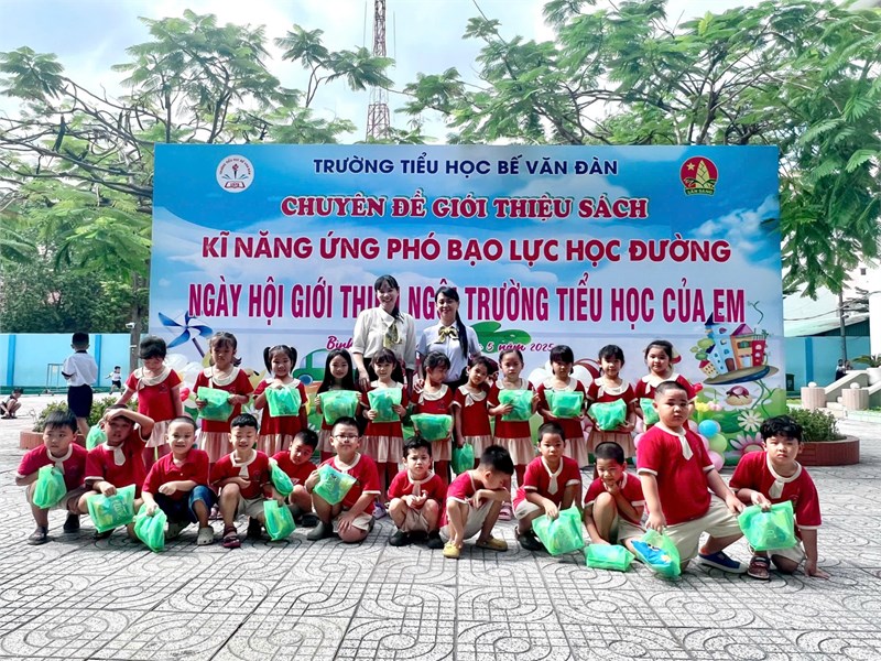 Các bé khối lá tham quan trường Tiểu học Bế Văn Đàn