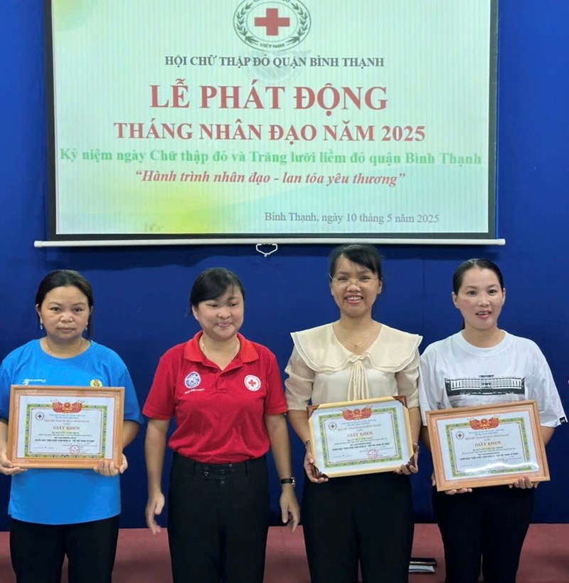 🌺 🌺 🌺 Cô Nguyễn Thị Thu Tâm và cô Nguyễn Thị Thu Hồng được Hội Chữ thập đỏ quận Bình Thạnh tuyên dương cho nghĩa cử đẹp của việc hiến máu nhân đạo hằng năm